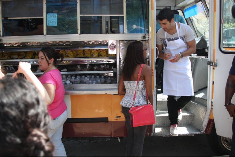 Joe Jonas apoia evento de escola da cidade de Los Angeles, nos Estados Unidos