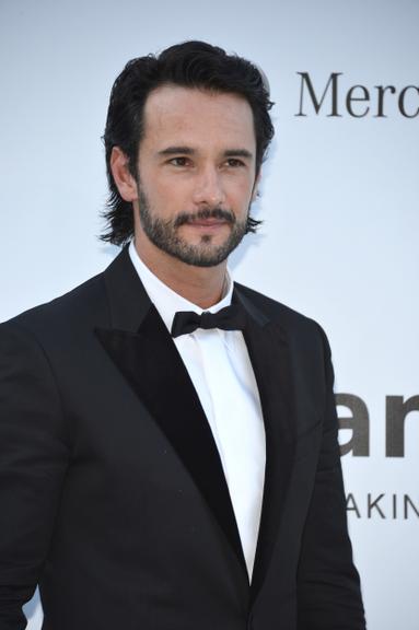 Rodrigo Santoro representa o Brasil no evento amFAR, em Cannes