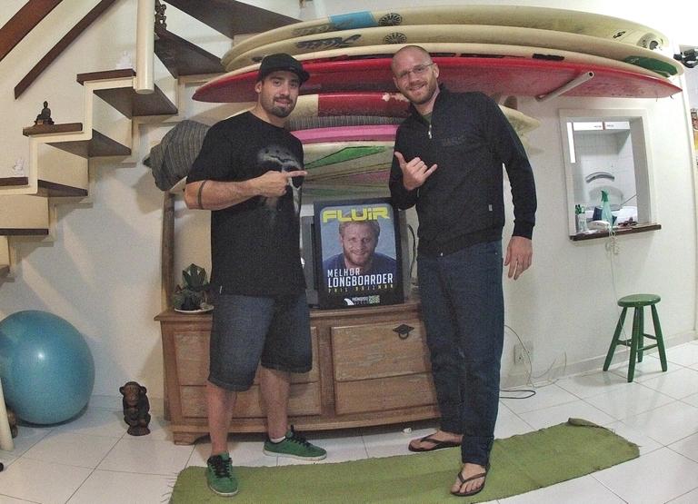  Ex-BBB Yuri posa com tri-campeão mundial de longboard Phil Rajzman