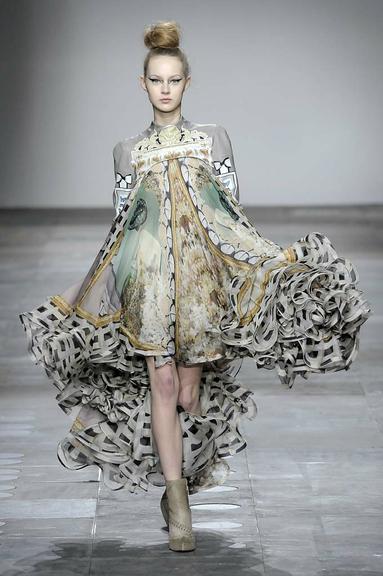 Mary Katrantzou: Ainda pautada no sucesso de suas estampas a designer de origem grega radicada em Londres se aventura pelo universo dos tricôs em propostas com silhuetas simplificadas, e trabalha o tecido plano em modelagens complexas