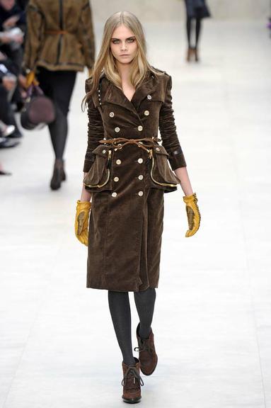 Burberry: Christopher Bailey tem conseguido a cada coleção inovar a imagem da marca sem perder o seu DNA. Desta vez ele, aposta na saias lápis como peça chave e no seu tradicional trench coat, ambos com volume nos quadris