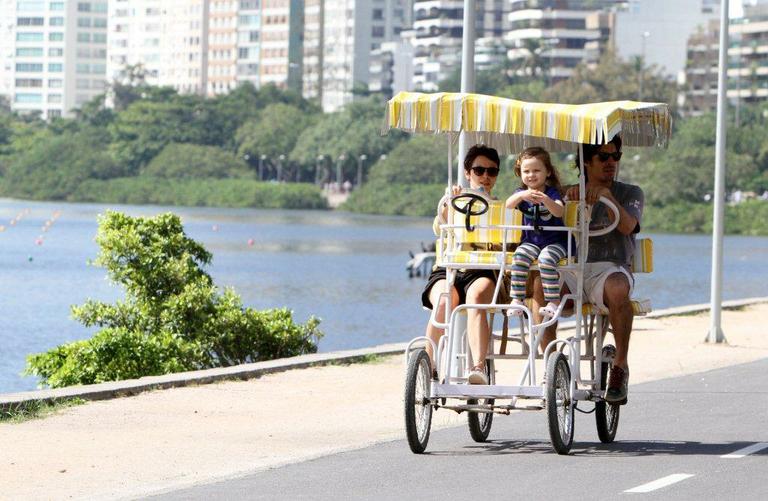 Débora Falabella pedala quadriciclo com a filha, Nina, e o namorado, Daniel Alvim, pela Lagoa Rodrigo de Freitas, Rio de Janeiro