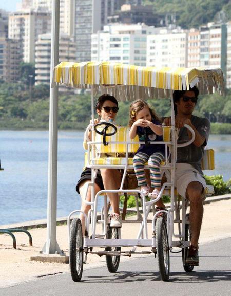 Débora Falabella pedala quadriciclo com a filha, Nina, e o namorado, Daniel Alvim, pela Lagoa Rodrigo de Freitas, Rio de Janeiro