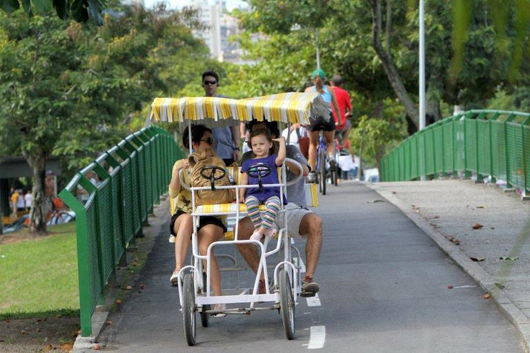 Débora Falabella pedala quadriciclo com a filha, Nina, e o namorado, Daniel Alvim, pela Lagoa Rodrigo de Freitas, Rio de Janeiro