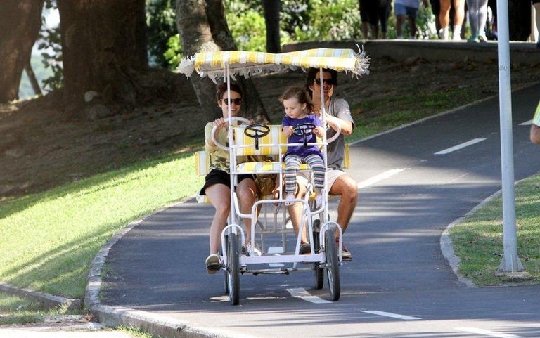 Débora Falabella pedala quadriciclo com a filha, Nina, e o namorado, Daniel Alvim, pela Lagoa Rodrigo de Freitas, Rio de Janeiro