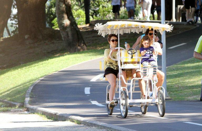 Débora Falabella pedala quadriciclo com a filha, Nina, e o namorado, Daniel Alvim, pela Lagoa Rodrigo de Freitas, Rio de Janeiro