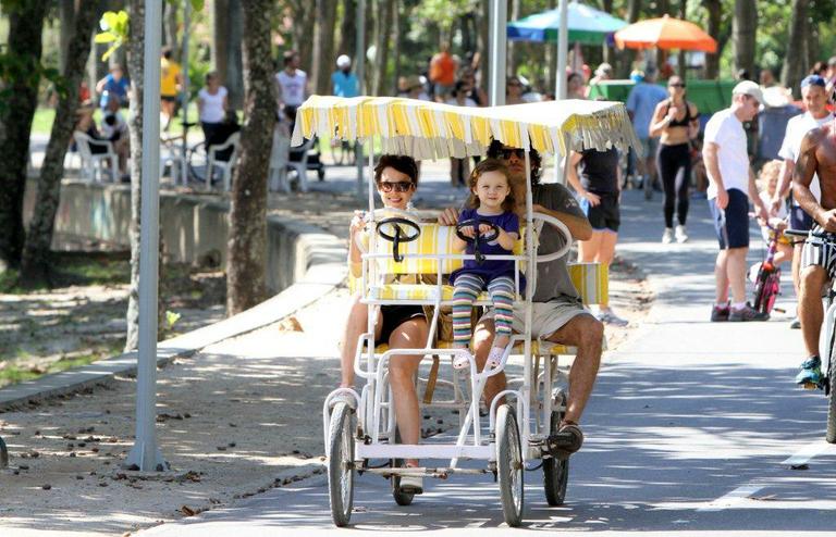 Débora Falabella pedala quadriciclo com a filha, Nina, e o namorado, Daniel Alvim, pela Lagoa Rodrigo de Freitas, Rio de Janeiro