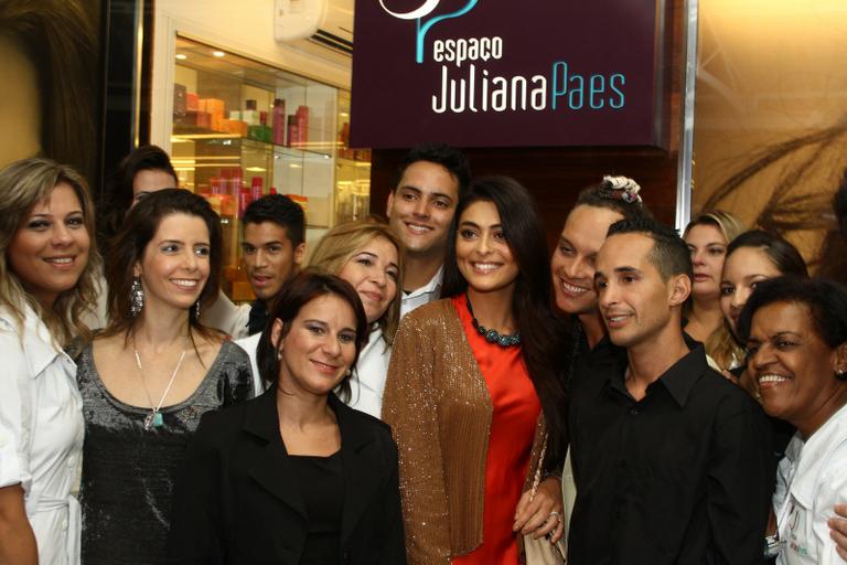 Juliana Paes inaugura filial de salão de beleza em Angra dos Reis