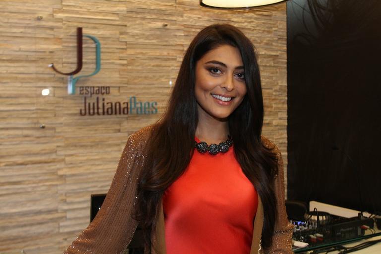 Juliana Paes inaugura filial de salão de beleza em Angra dos Reis