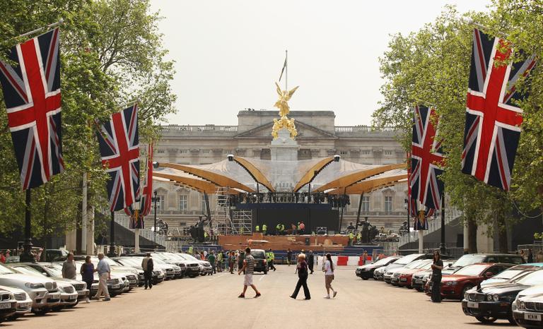 A frente do Palácio de Buckingham está toda decorada por conta do Jubileu de Diamante da Rainha