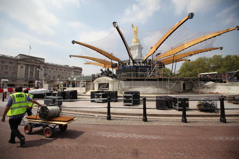 A frente do Palácio de Buckingham está toda decorada por conta do Jubileu de Diamante da Rainha