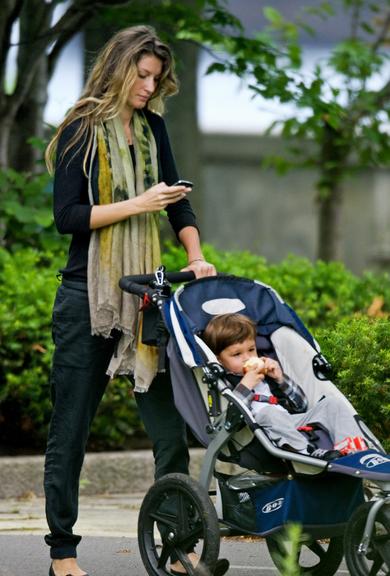 Gisele Bündchen e seu herdeiro Benjamin em agradável tarde no parque