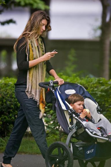 Gisele Bündchen e seu herdeiro Benjamin em agradável tarde no parque