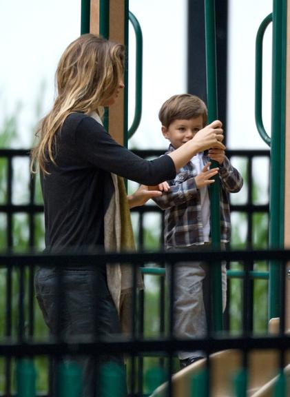 Gisele Bündchen e seu herdeiro Benjamin em agradável tarde no parque