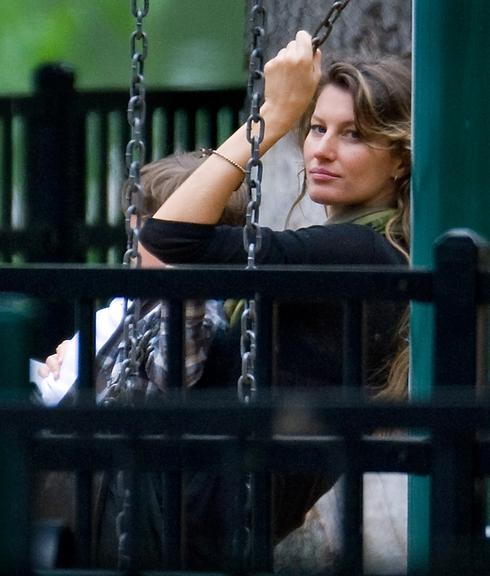 Gisele Bündchen e seu herdeiro Benjamin em agradável tarde no parque