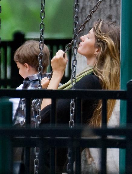 Gisele Bündchen e seu herdeiro Benjamin em agradável tarde no parque