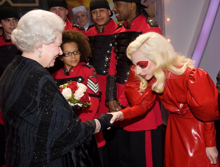 Celebridades com a Rainha Elizabeth II