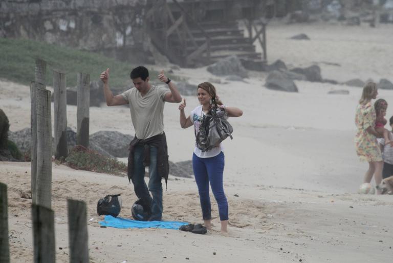 Leandra Leal e Ricardo Tozzi gravam cenas de romance para a novela ‘Cheias de Charme’ em praia do Rio de Janeiro