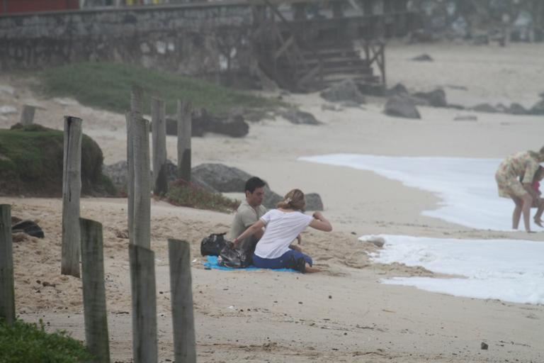 Leandra Leal e Ricardo Tozzi gravam cenas de romance para a novela ‘Cheias de Charme’ em praia do Rio de Janeiro