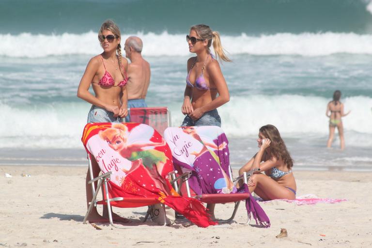 Bia e Branca Feres curtem namorados na praia da Barra da Tijuca, Rio de Janeiro