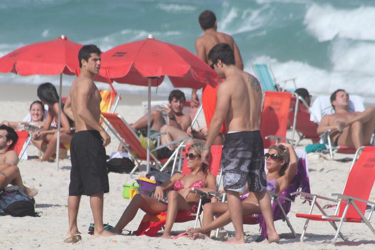 Bia e Branca Feres curtem namorados na praia da Barra da Tijuca, Rio de Janeiro