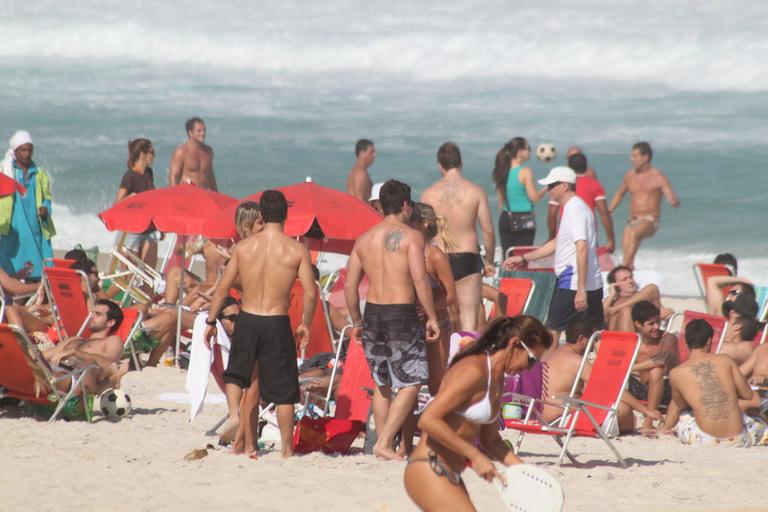 Bia e Branca Feres curtem namorados na praia da Barra da Tijuca, Rio de Janeiro