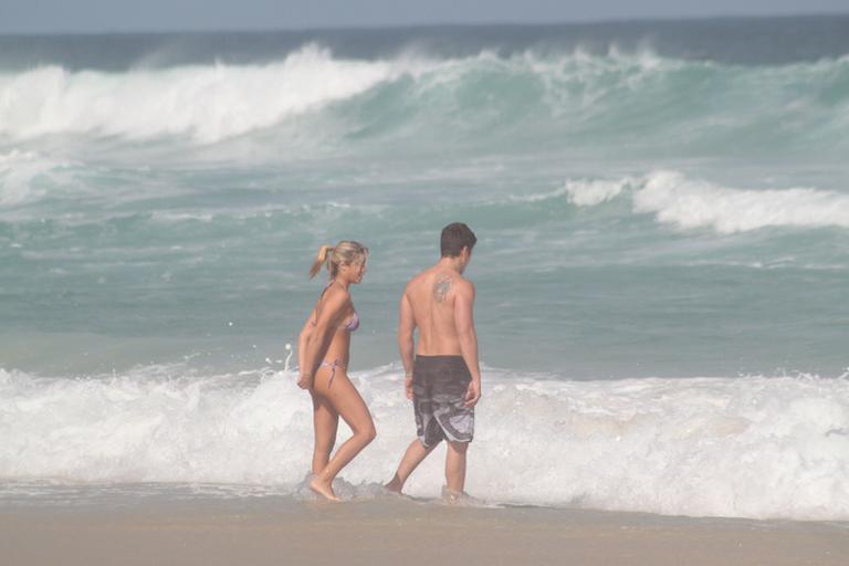 Bia e Branca Feres curtem namorados na praia da Barra da Tijuca, Rio de Janeiro