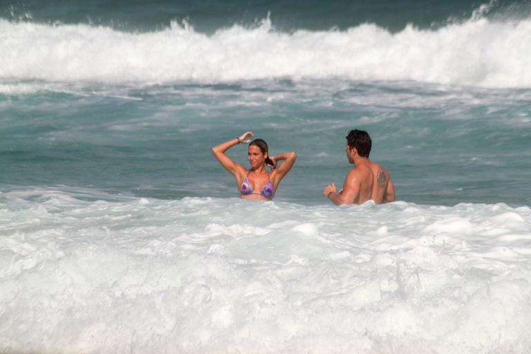 Bia e Branca Feres curtem namorados na praia da Barra da Tijuca, Rio de Janeiro