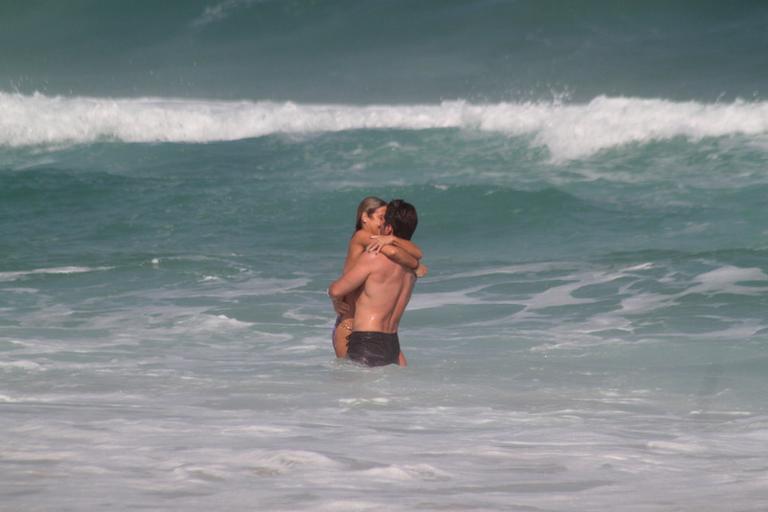 Bia e Branca Feres curtem namorados na praia da Barra da Tijuca, Rio de Janeiro