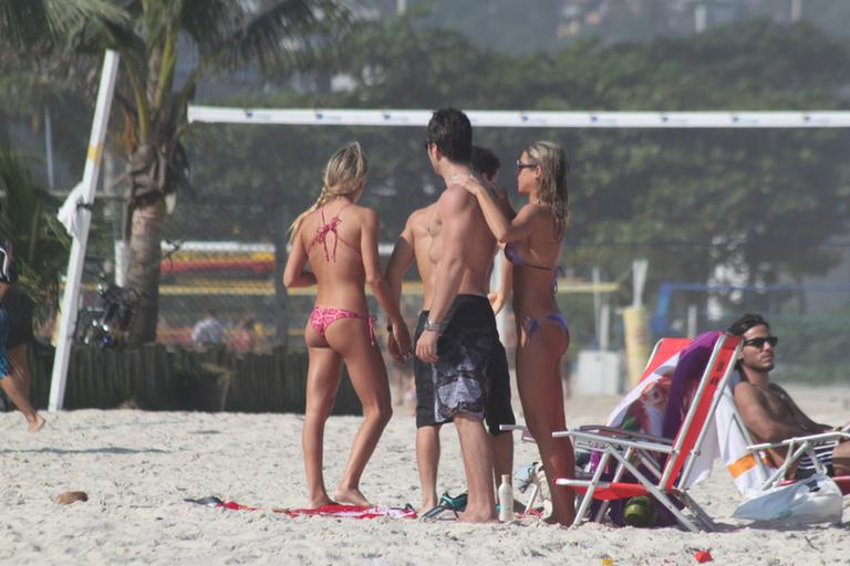 Bia e Branca Feres curtem namorados na praia da Barra da Tijuca, Rio de Janeiro