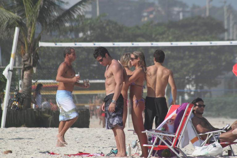 Bia e Branca Feres curtem namorados na praia da Barra da Tijuca, Rio de Janeiro