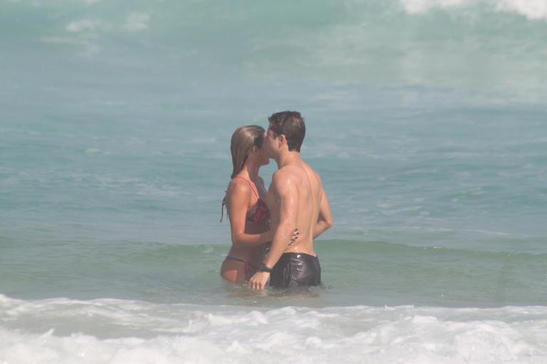 Bia e Branca Feres curtem namorados na praia da Barra da Tijuca, Rio de Janeiro