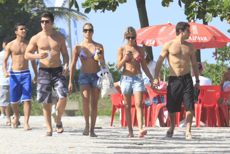 Bia e Branca Feres curtem namorados na praia da Barra da Tijuca, Rio de Janeiro