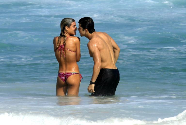 Bia e Branca Feres curtem namorados na praia da Barra da Tijuca, Rio de Janeiro