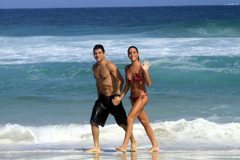 Bia e Branca Feres curtem namorados na praia da Barra da Tijuca, Rio de Janeiro