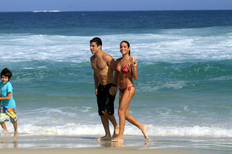 Bia e Branca Feres curtem namorados na praia da Barra da Tijuca, Rio de Janeiro