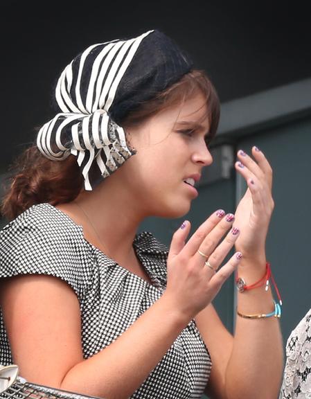 Princesa Eugenie e suas unhas pintadas com a bandeira da Inglaterra