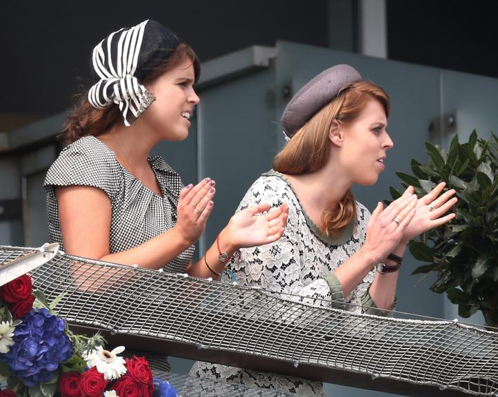 Princesa Eugenie e suas unhas pintadas com a bandeira da Inglaterra