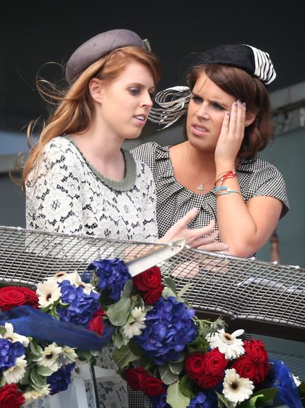 Princesa Eugenie e suas unhas pintadas com a bandeira da Inglaterra