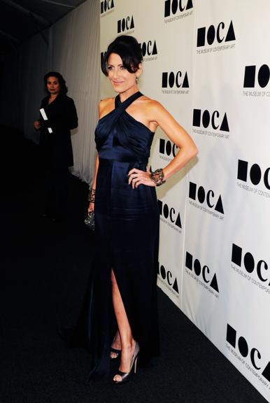 Lisa Edelstein: longo de seda Romona Keveza, peep toe Brian Atwood e braceletes de hematita Michael Schmidt