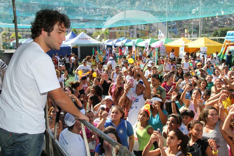 Humberto Carrão apoia ‘Ação Global Regional’ na Rocinha