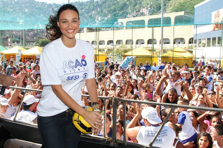 Débora Nascimento apoia ‘Ação Global Regional’ na Rocinha