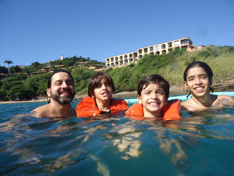 Matheus Costa com o pai, Alex, e os irmãos, Davi e Gabriel