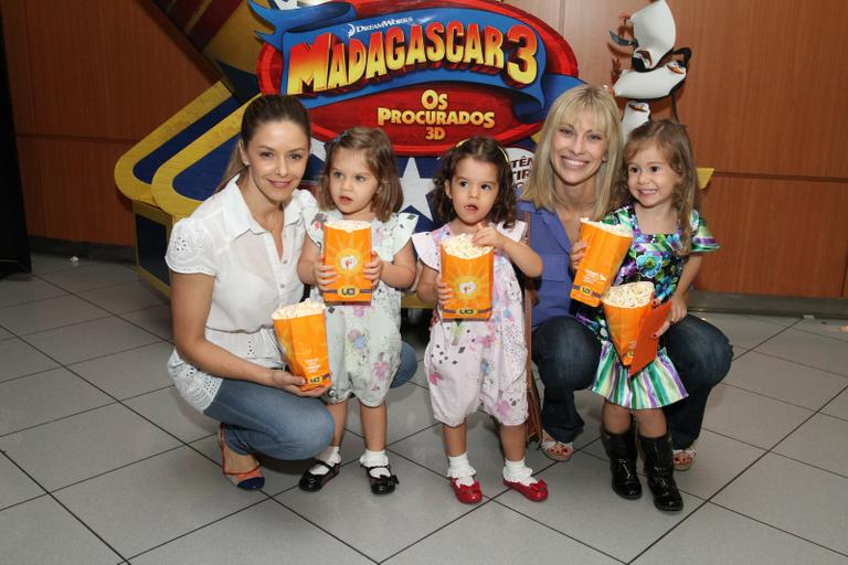 Bianca Rinaldi, com Beatriz e Sofia, e Lana Rodes com Manoela