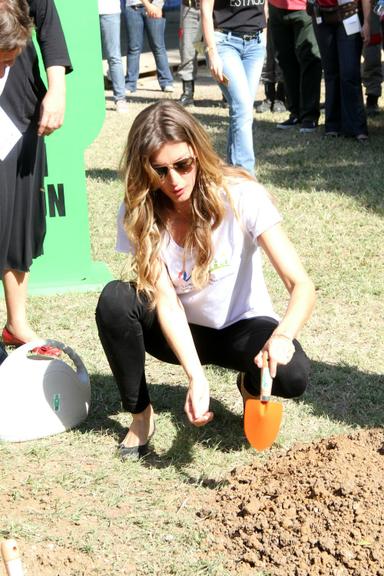 Gisele Bündchen planta árvore em evento no Rio de Janeiro