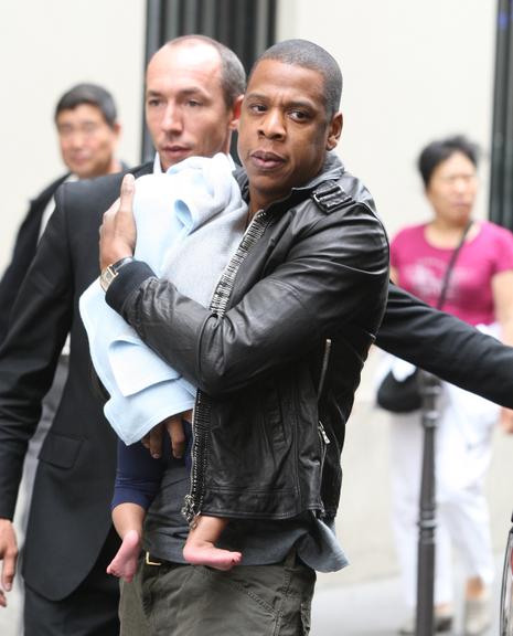 Beyoncé e Jay-Z passeiam com Blue Ivy em Paris