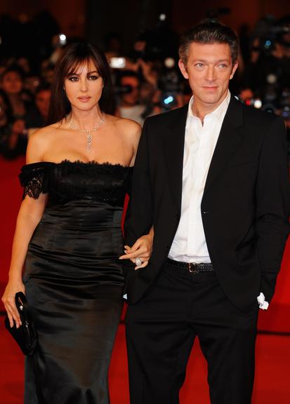 O ator francês Vincent Cassel e a atriz italiana Monica Bellucci são casados desde 1999. Eles têm duas filhas: Deva, nascida em 2004, e Léonie, nascida em 2010