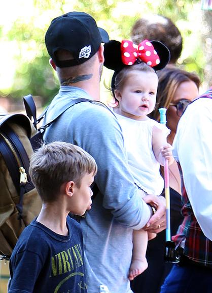 Harper Seven com tiara de orelhas da Minnie Mouse