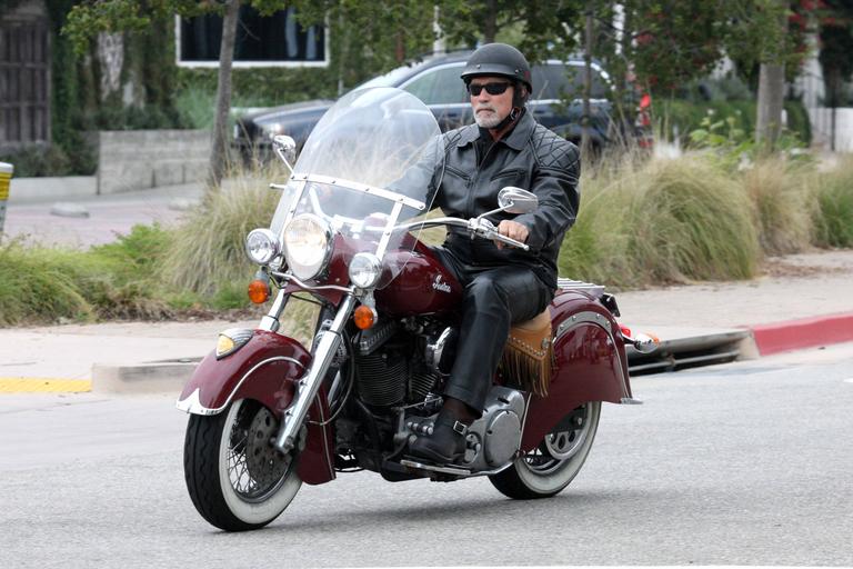 Arnold Schwarzenegger anda de moto com amigos em Los Angeles