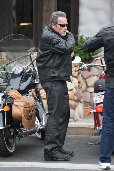 Arnold Schwarzenegger anda de moto com amigos em Los Angeles